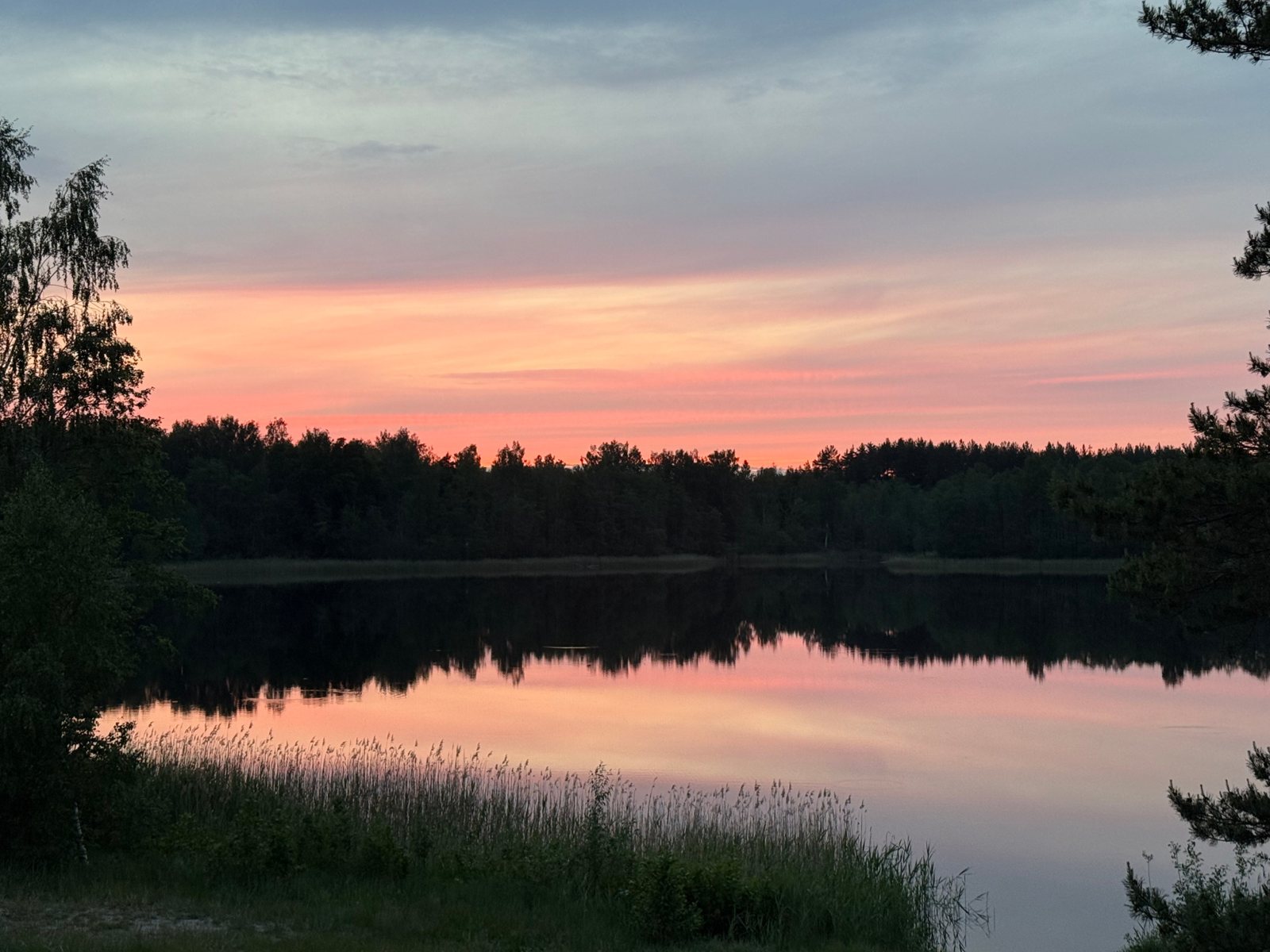 Пастельный закат на озере