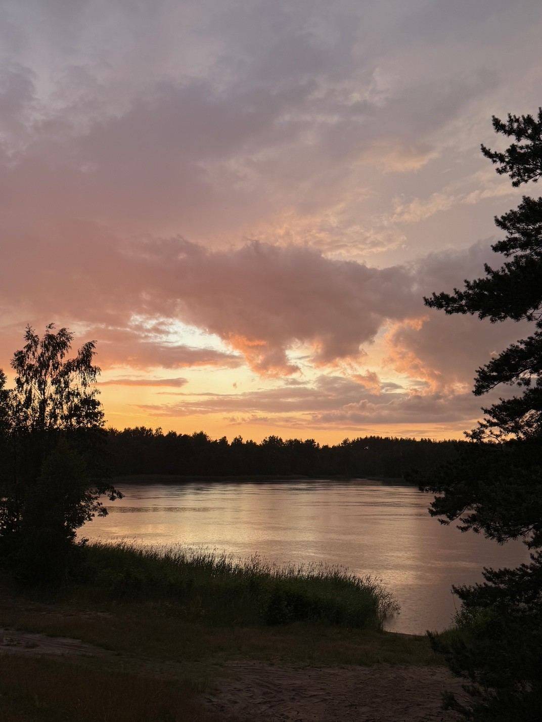 Закат над озером рядом с Сафоново