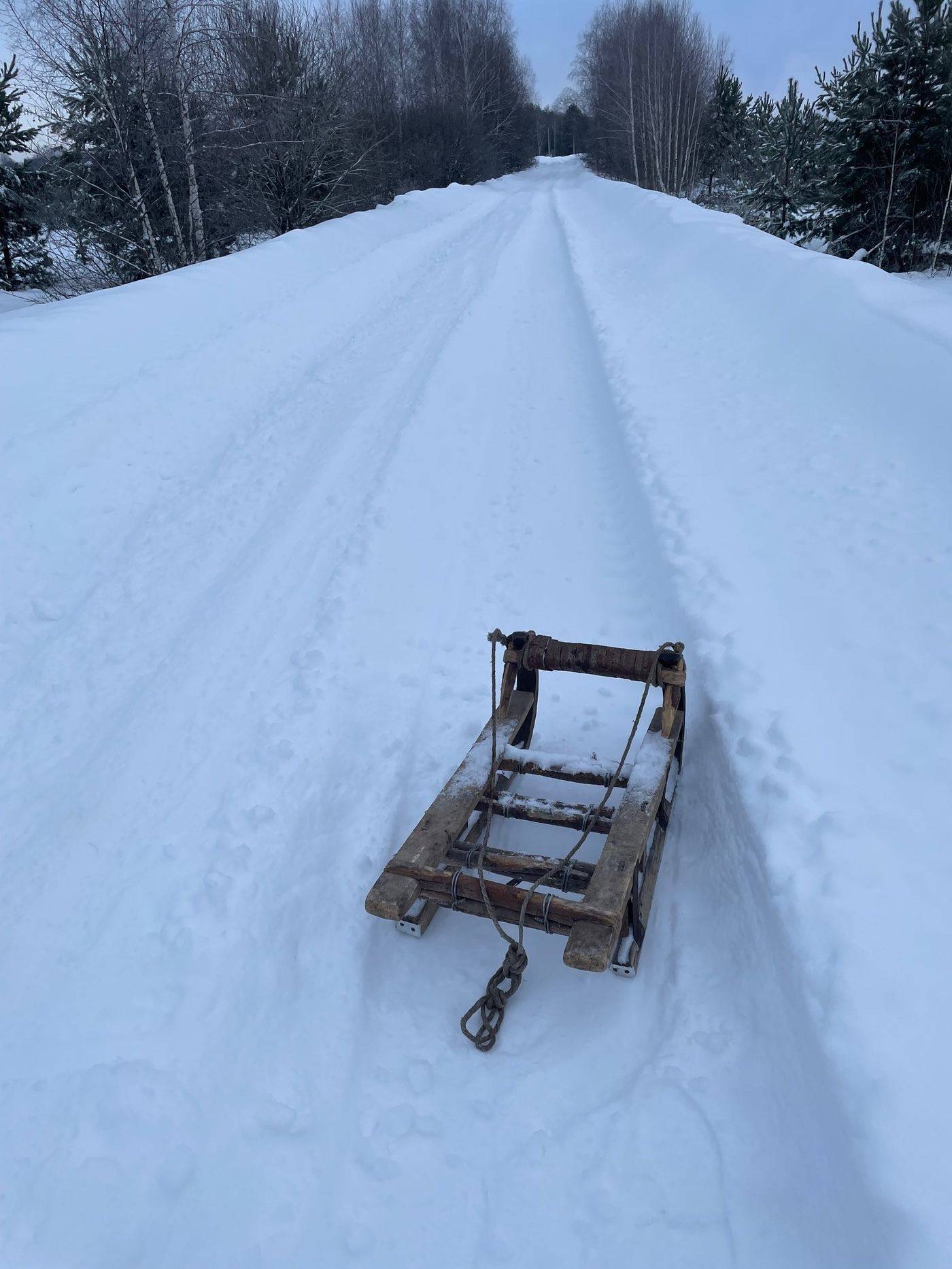Зимняя дорога и санки